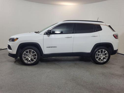 Bright White Clearcoat 2024 Jeep Compass Latitude Lux