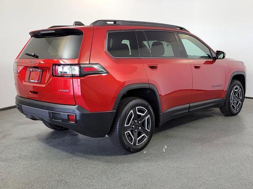 Red Hot Pearlcoat 2026 Jeep Cherokee Laredo 4x4