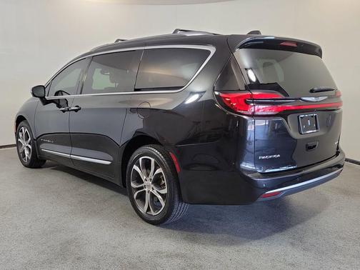 Brilliant Black Crystal Pearlcoat 2021 Chrysler Pacifica L
