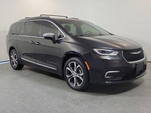 Brilliant Black Crystal Pearlcoat 2021 Chrysler Pacifica L