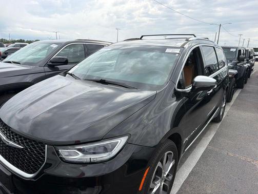 Brilliant Black Crystal Pearlcoat 2021 Chrysler Pacifica L