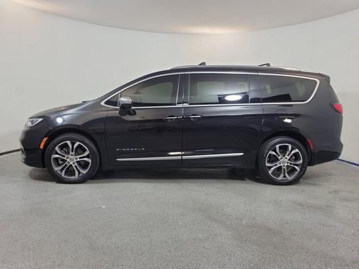 Brilliant Black Crystal Pearlcoat 2021 Chrysler Pacifica L