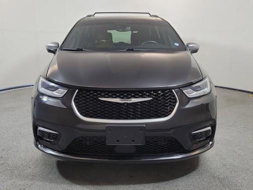 Brilliant Black Crystal Pearlcoat 2021 Chrysler Pacifica L