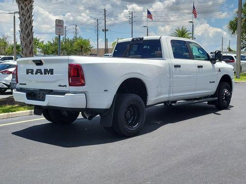 Bright White Clearcoat 2026 RAM 3500 Big Horn Crew Cab 4x4 8' Box