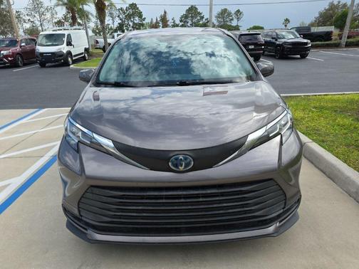 2021 Toyota Sienna LE