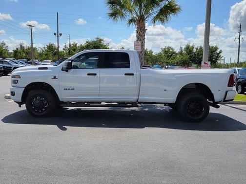 Bright White Clearcoat 2026 RAM 3500 Big Horn Crew Cab 4x4 8' Box