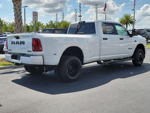 Bright White Clearcoat 2026 RAM 3500 Big Horn Crew Cab 4x4 8' Box