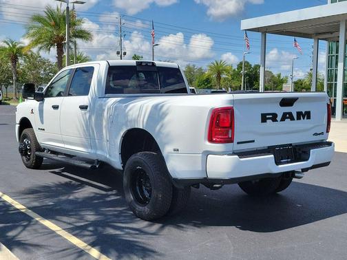 Bright White Clearcoat 2026 RAM 3500 Big Horn Crew Cab 4x4 8' Box