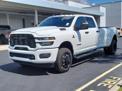 Bright White Clearcoat 2026 RAM 3500 Big Horn Crew Cab 4x4 8' Box