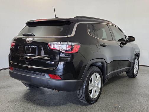 Diamond Black Crystal Pearlcoat 2022 Jeep Compass Latitude