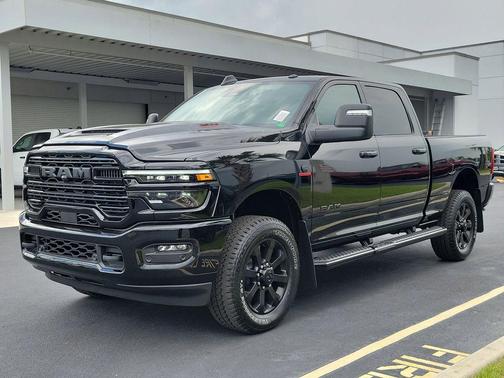 Diamond Black Crystal Pearlcoat 2026 RAM 2500 Laramie Crew Cab 4x4 6'4' Box