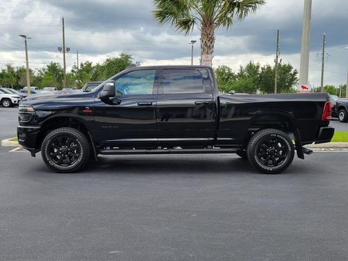Diamond Black Crystal Pearlcoat 2026 RAM 2500 Laramie Crew Cab 4x4 6'4' Box