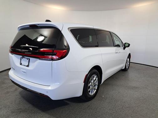 Bright White Clearcoat 2026 Chrysler Pacifica L