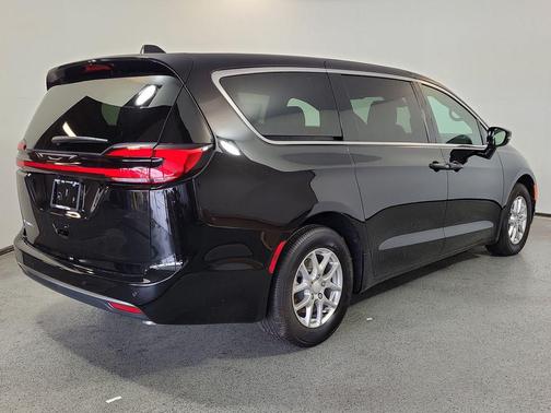 diamond black crystal pearlcoat 2027 Chrysler Pacifica L