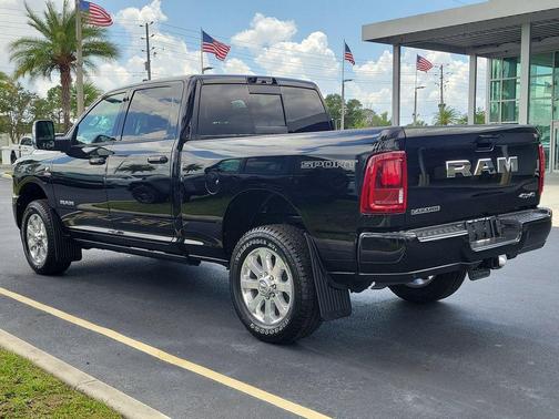 Diamond Black Crystal Pearlcoat 2026 RAM 2500 Laramie Crew Cab 4x4 6'4' Box