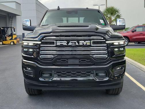 Diamond Black Crystal Pearlcoat 2026 RAM 2500 Laramie Crew Cab 4x4 6'4' Box