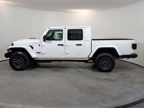 Bright White Clearcoat 2026 Jeep Gladiator Sport S