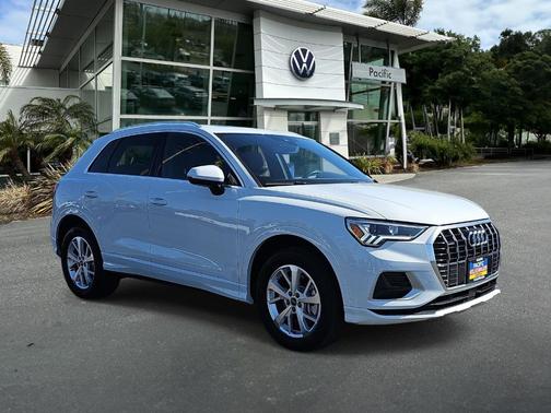 Glacier White Metallic 2024 Audi Q3 40 Premium