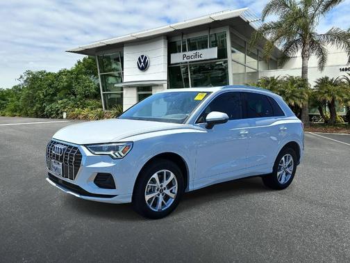 Glacier White Metallic 2024 Audi Q3 40 Premium