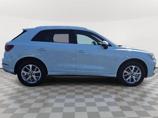 Glacier White Metallic 2024 Audi Q3 40 Premium