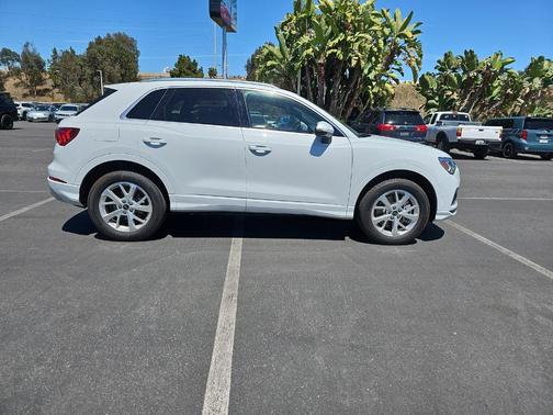Glacier White Metallic 2024 Audi Q3 40 Premium