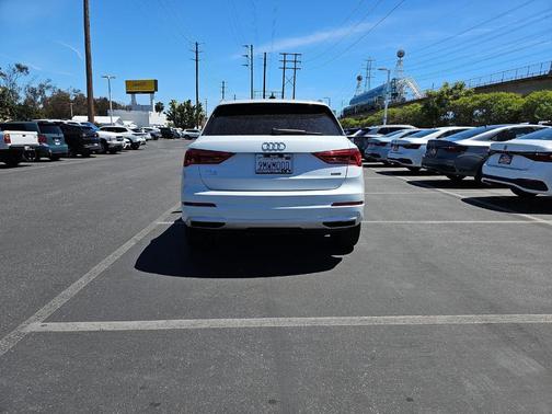 Glacier White Metallic 2024 Audi Q3 40 Premium