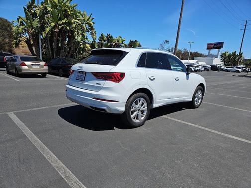 Glacier White Metallic 2024 Audi Q3 40 Premium