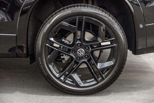 Deep Black Pearl Effect 2026 Volkswagen Tiguan 2.0T SE R-Line Black