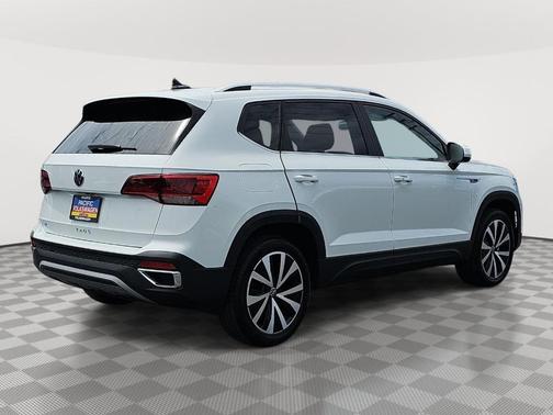 Pure White 2023 Volkswagen Taos 1.5T SE