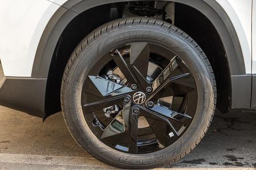 2026 Volkswagen Taos 1.5T SE Black