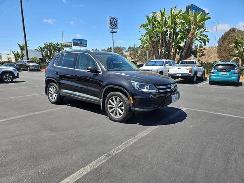 Deep Black Pearl Effect 2017 Volkswagen Tiguan 2.0T Wolfsburg Edition