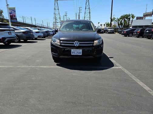 Deep Black Pearl Effect 2017 Volkswagen Tiguan 2.0T Wolfsburg Edition