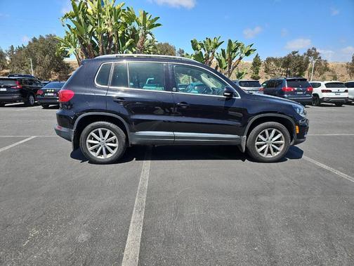 Deep Black Pearl Effect 2017 Volkswagen Tiguan 2.0T Wolfsburg Edition