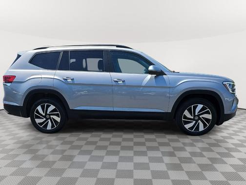 Silver Bird Metallic 2024 Volkswagen Atlas 2.0T SE w/Technology