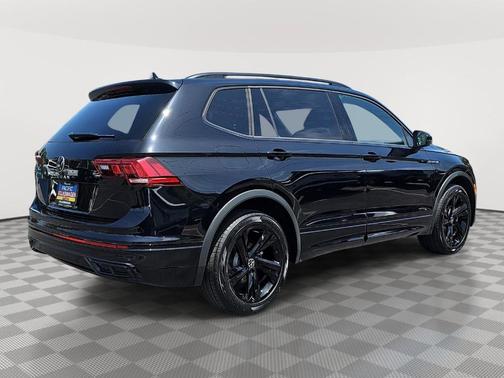 Deep Black Pearl Effect 2023 Volkswagen Tiguan 2.0T SE R-Line Black
