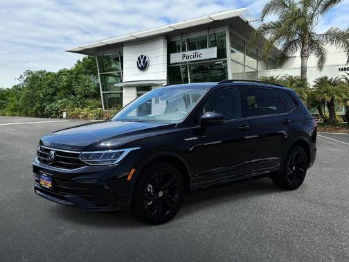 Deep Black Pearl Effect 2023 Volkswagen Tiguan 2.0T SE R-Line Black