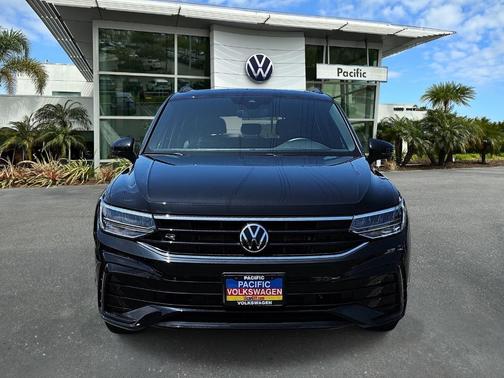 Deep Black Pearl Effect 2023 Volkswagen Tiguan 2.0T SE R-Line Black