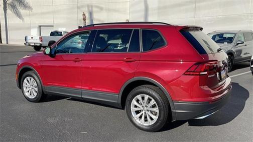 Photo 4 of 31 of 2018 Volkswagen Tiguan 2.0T S