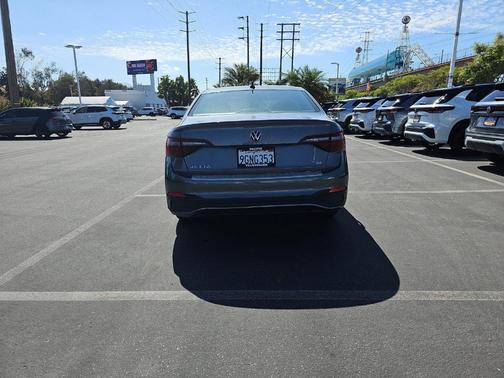 Platinum Gray Metallic 2023 Volkswagen Jetta 1.5T SE