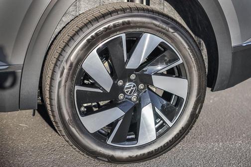 Pure Gray 2026 Volkswagen Atlas Cross Sport 2.0T SEL