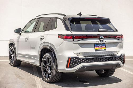 Sandstone 2026 Volkswagen Tiguan 2.0T SE R-Line Black