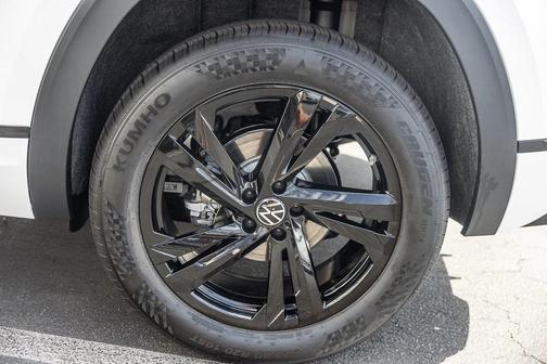 2026 Volkswagen Atlas Cross Sport 2.0T SEL R-Line Black
