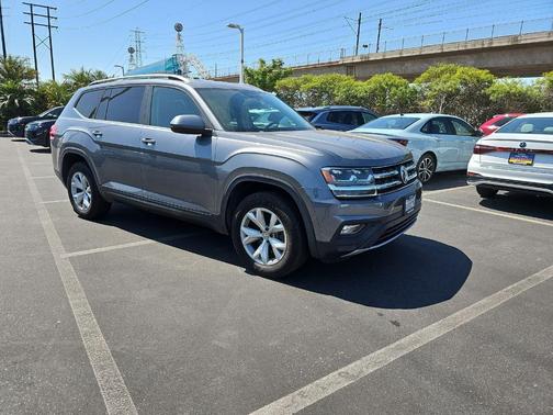 Platinum Gray Metallic 2018 Volkswagen Atlas 3.6L SE