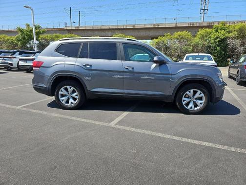Platinum Gray Metallic 2018 Volkswagen Atlas 3.6L SE