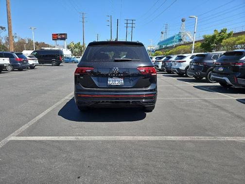 Deep Black Pearl Effect 2023 Volkswagen Tiguan 2.0T SE R-Line Black