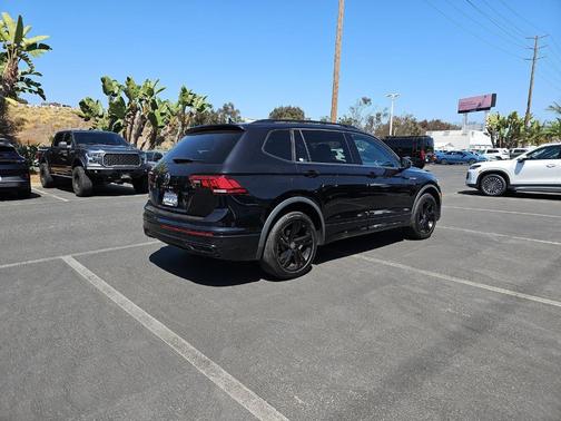Deep Black Pearl Effect 2023 Volkswagen Tiguan 2.0T SE R-Line Black