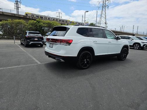 Pure White 2024 Volkswagen Atlas 2.0T SE w/Technology