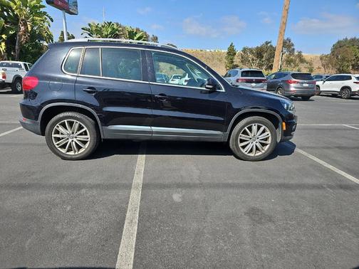 Deep Black Pearl 2014 Volkswagen Tiguan Auto SEL