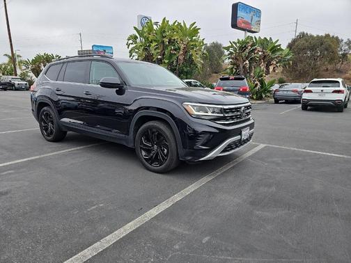 Deep Black Pearl Effect 2023 Volkswagen Atlas 3.6L SE w/Technology