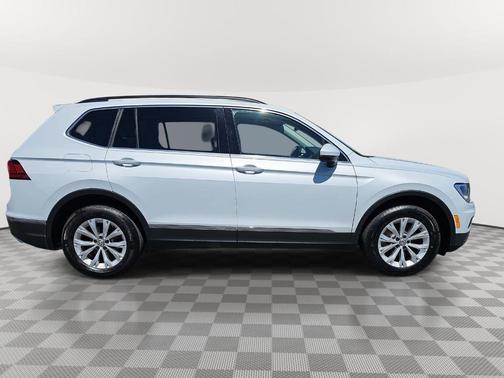 White Silver Metallic 2018 Volkswagen Tiguan 2.0T SE